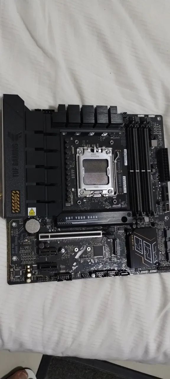 Placa mãe ASUS B650M-E com defeito 