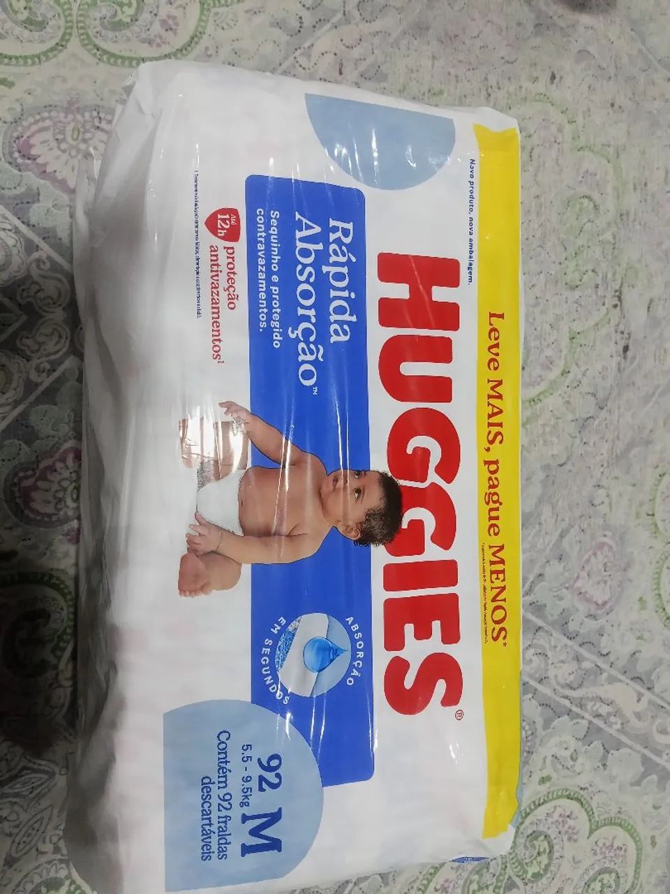 Fraldas Huggies vermelha e azul 