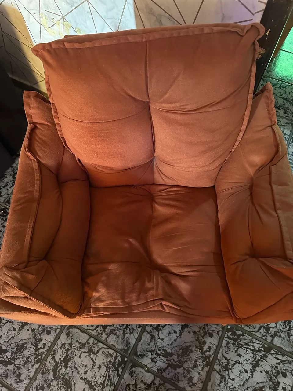 Poltrona Estofada Terracota com Pés de Madeira - Foto 3