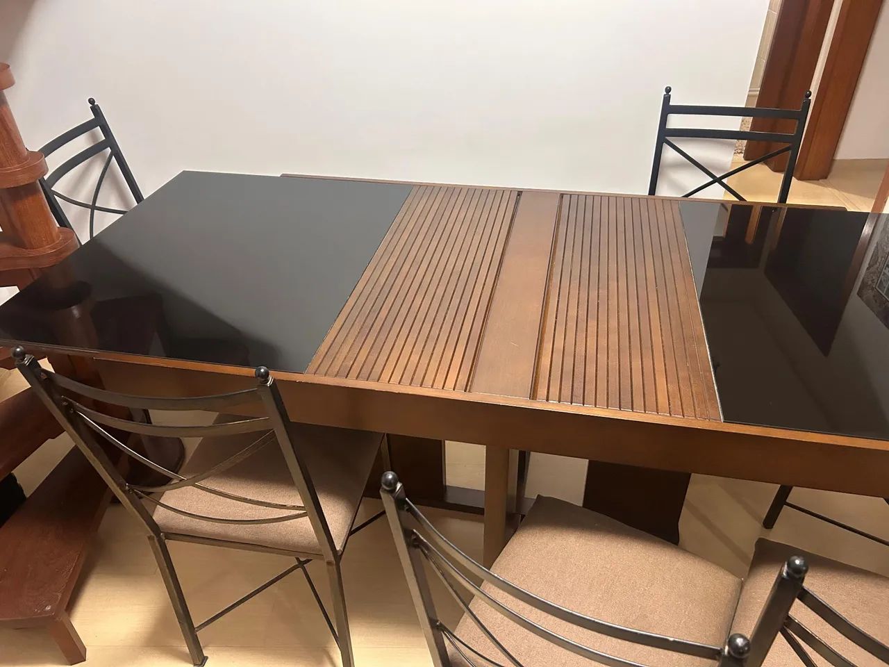 Mesa de madeira e vidro com seis cadeiras - Foto 2