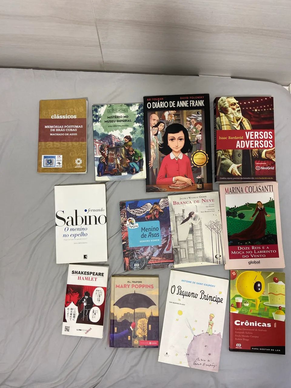 Kit de 13 livros de diversos gêneros literários  