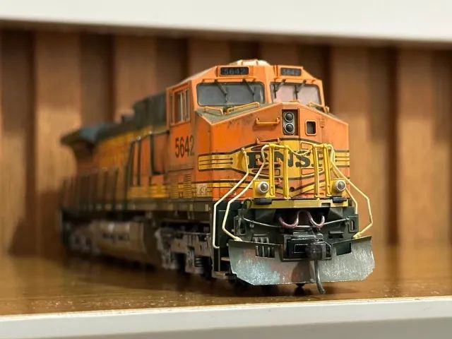 Locomotiva AC4400CW BNSF KATO (leia) - Foto 5