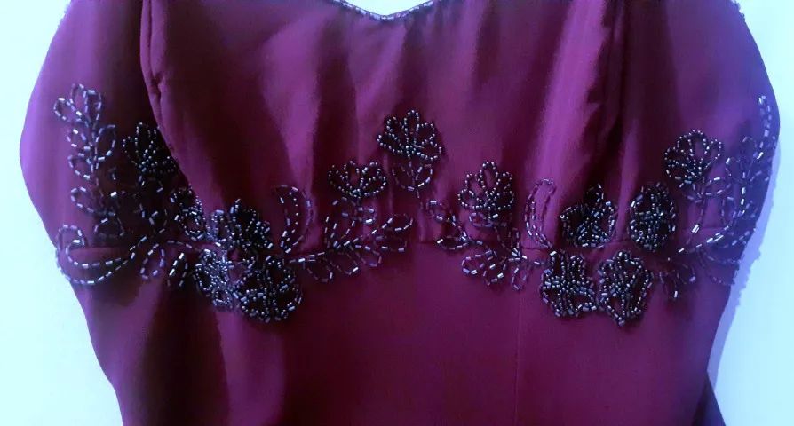 Exuberante Vestido longo para festas e eventos, com cachecol, fenda e apliques. - Foto 2