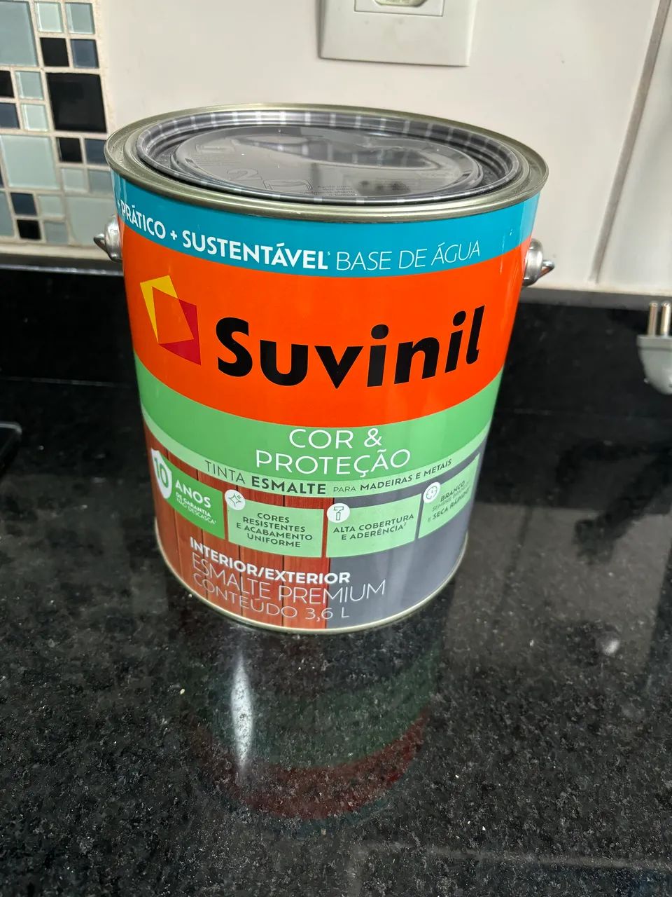 Sealed enamel paint for wood and metal. 3.6 L. Water-based.