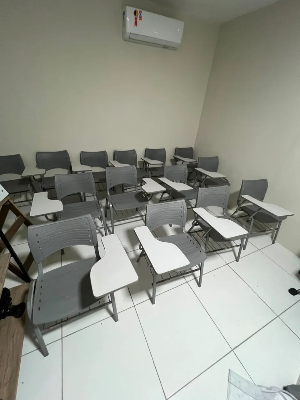 Cadeiras Universitárias com Pranchetas