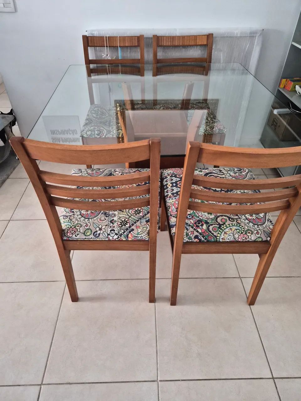Vendo mesa com 4 cadeiras usada