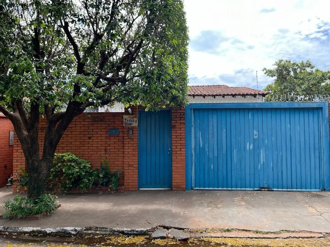 Imóvel com 3 suítes e amplo terreno