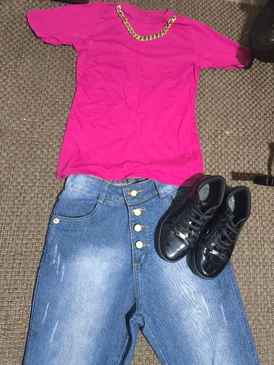 Kit com roupa e tênis feminino 