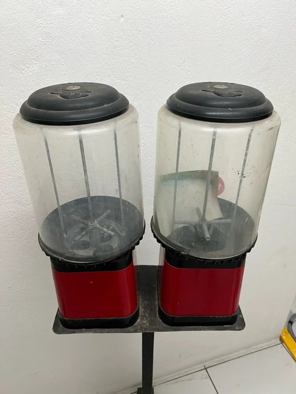 Dupla de Máquinas Vending Machine Bolinha / Guloseimas com Base (Para Reformar) - Foto 3