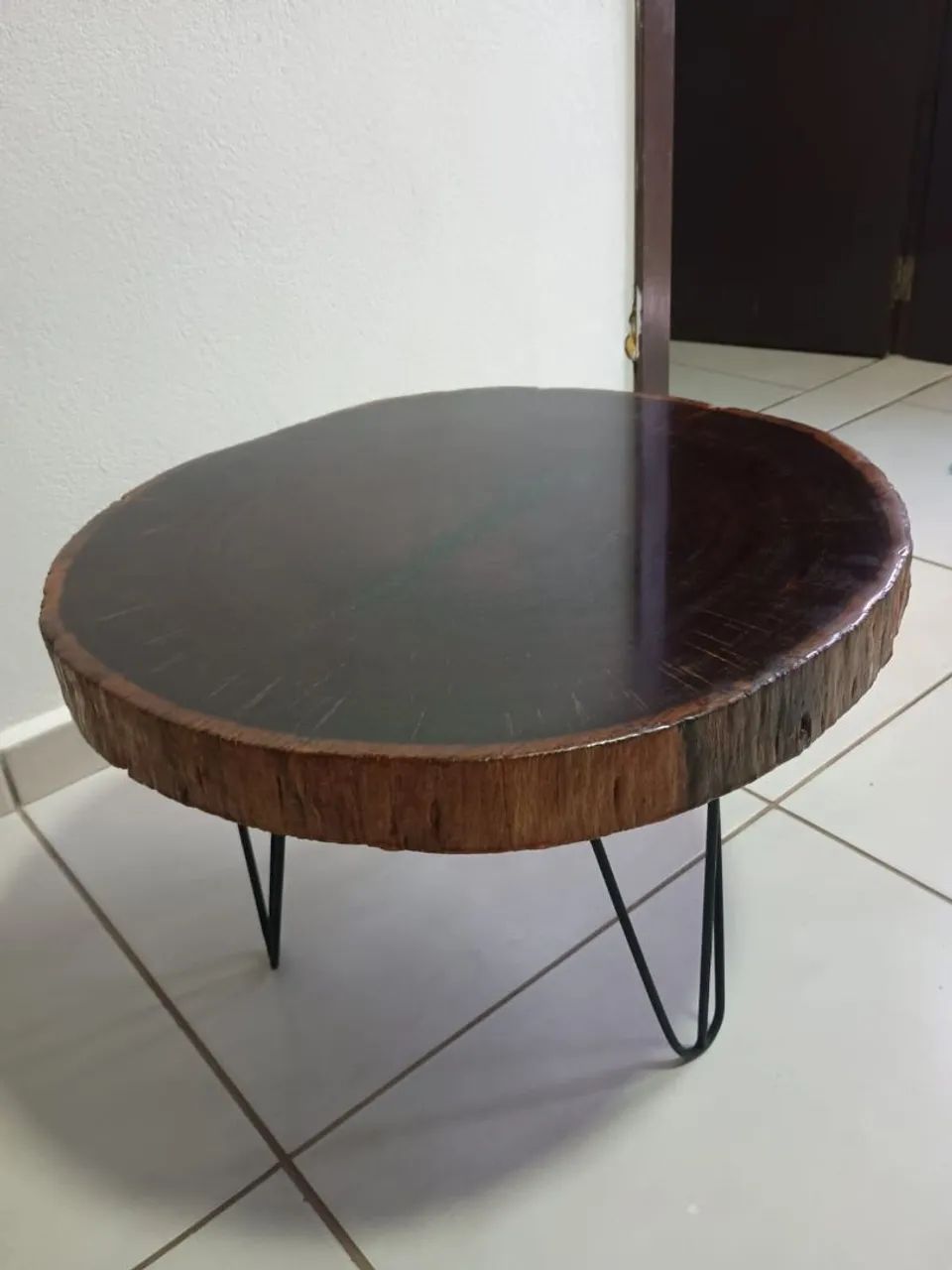?Mesa de centro em  madeira maciça de sucupira com  resina - Foto 3
