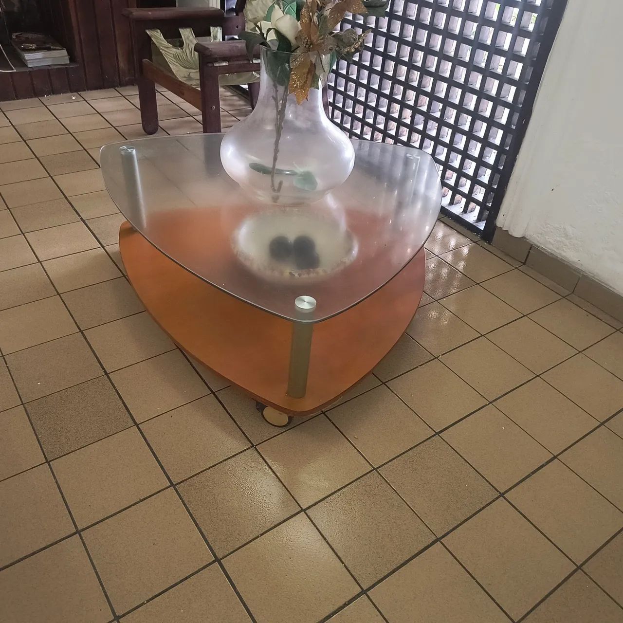 Centro de sala com vidro e madeira 
