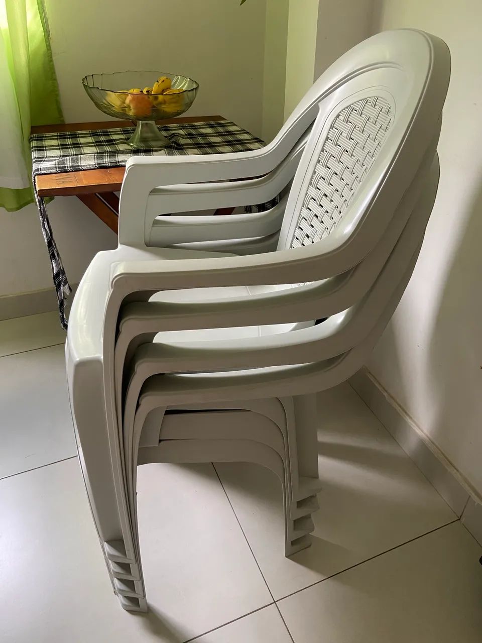 4 Cadeiras plásticas brancas  - Foto 5