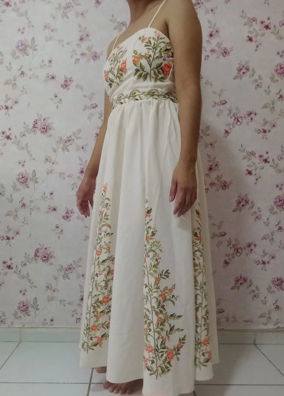 Vestido com detalhes florais - Foto 4