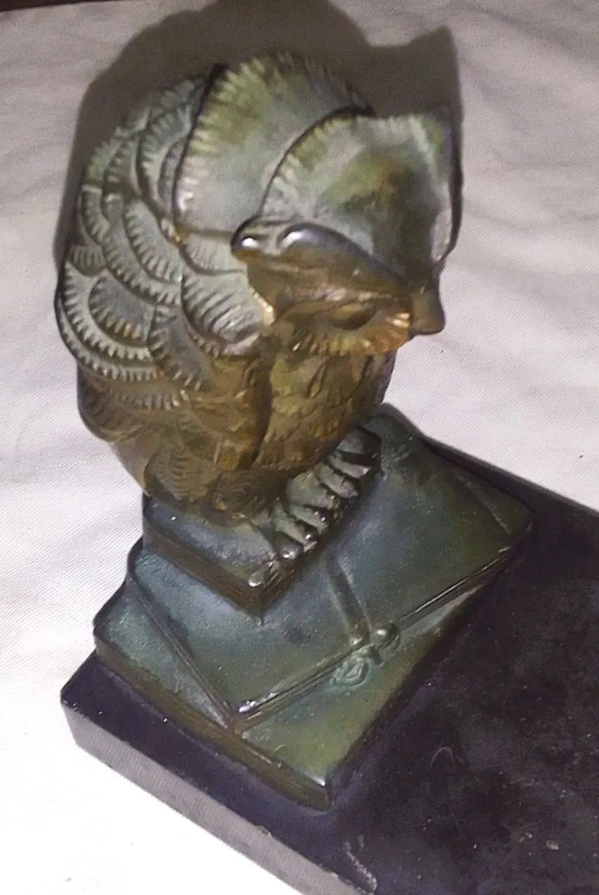 Antiga Escultura confeccionada Bronze dourado representando Coruja sobre livros *Descrição - Foto 4