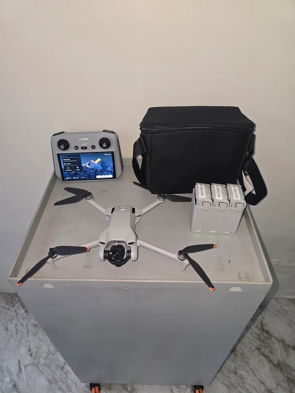 Drone DJI Mini 3 combo fly more c/ tela novo