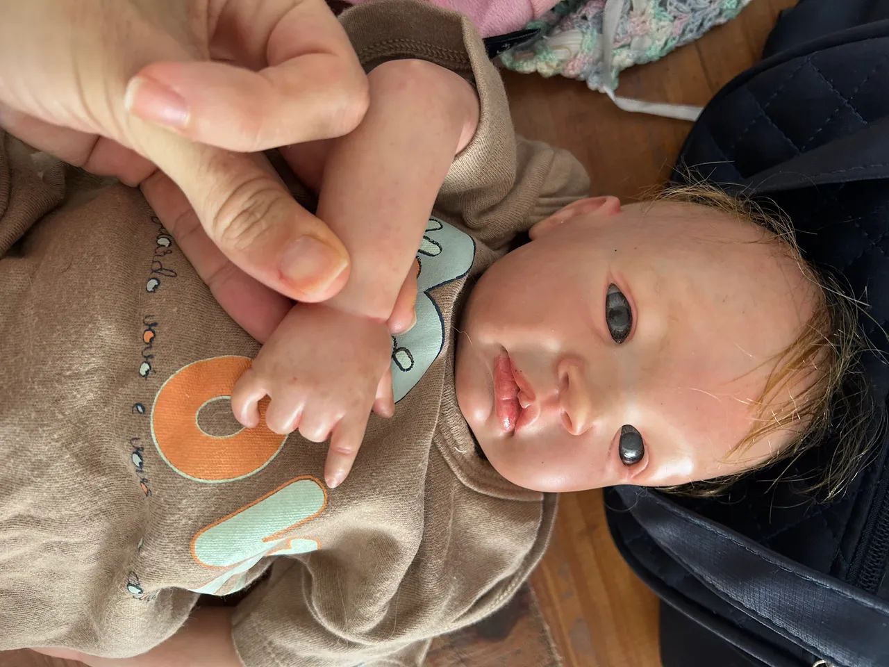 Bebê reborn com mala e roupas  - Foto 3