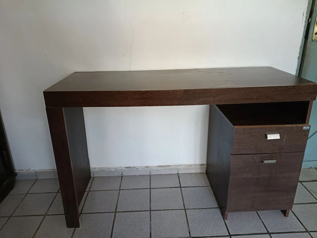 Mesa de Escritório com Gavetas - Grande e Resistente - Foto 2