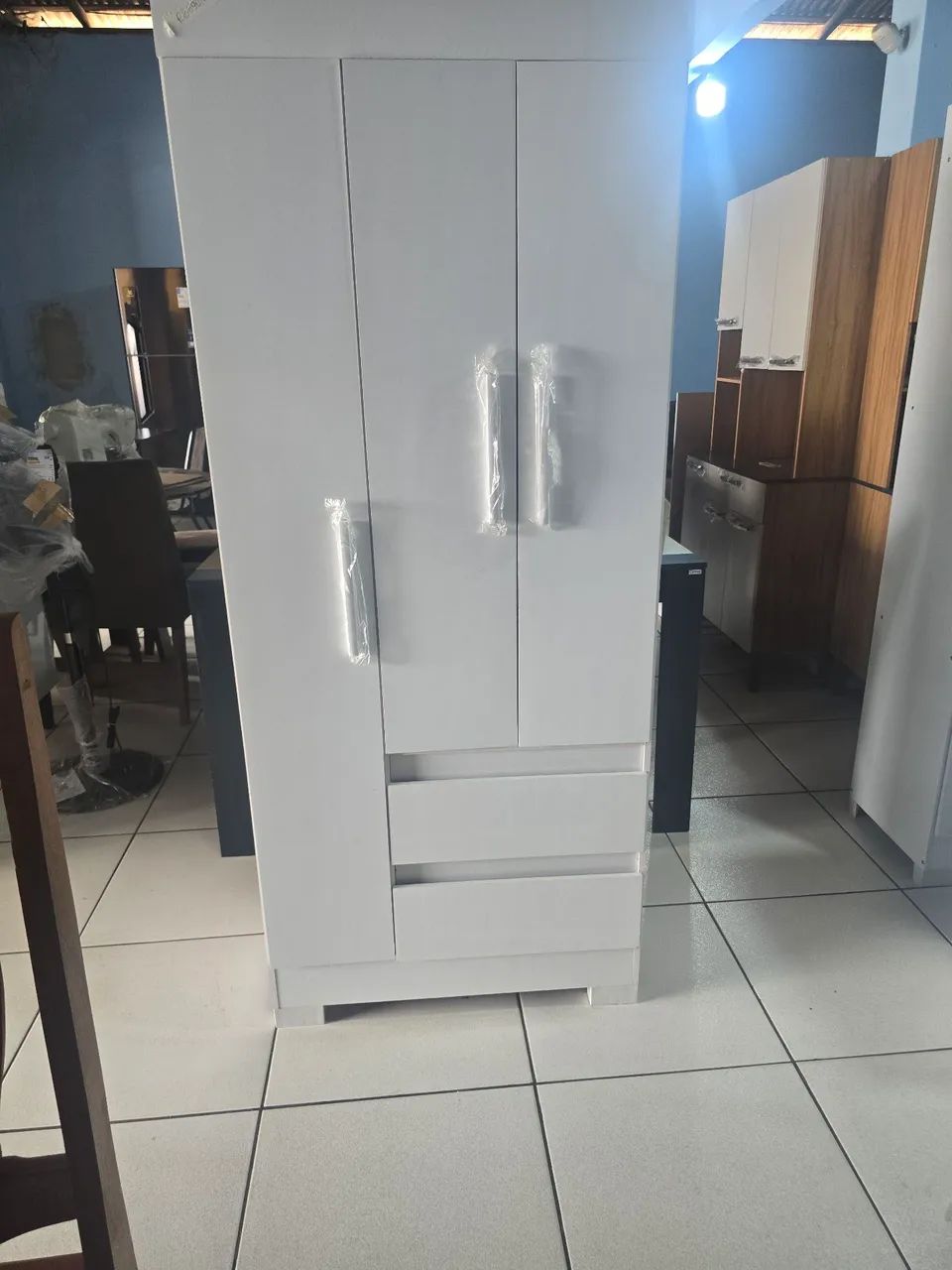 Guarda- roupa 3 portas e 2 gavetas 690 reais