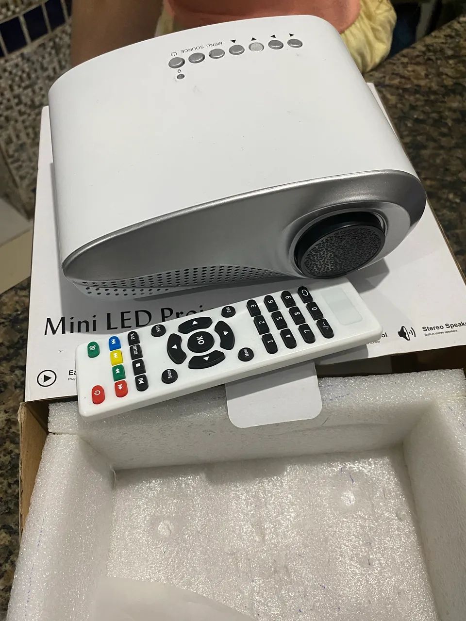 Mini Projetor LED RD-802 Portátil HD - Cinema em Casa Completo - Foto 3