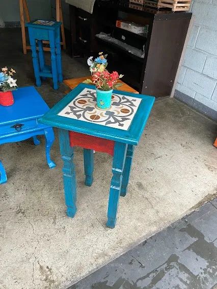 Mess auxiliar rustica em madeira maciça com patina envelhecida  