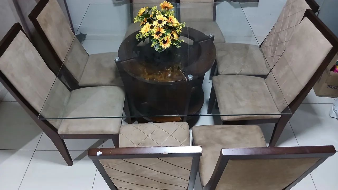 Mesa de jantar com tampo de vidro e  8 cadeiras  - Foto 2