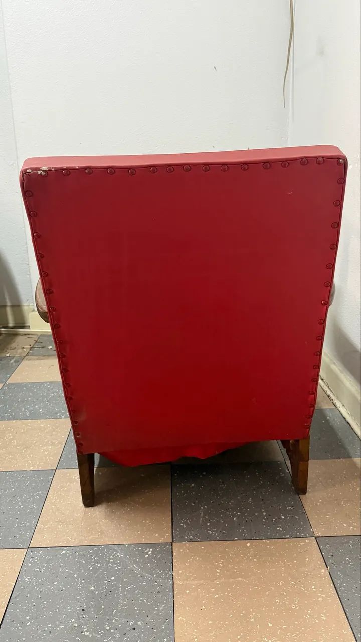 Poltrona antiga vintage em madeira e couro vermelho  - Foto 5