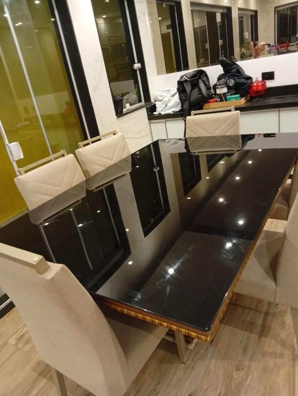 Mesa Linda, aparador de muito bom gosto e cadeiras 
