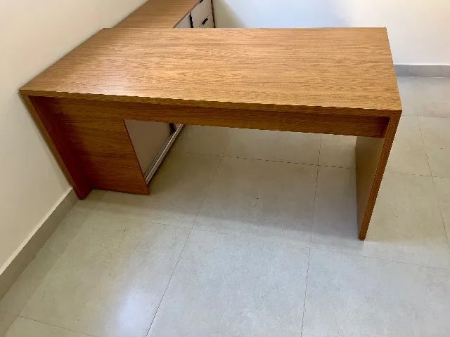 Mesa para escritório formato presidente Louro Freijó 160cm - Foto 2