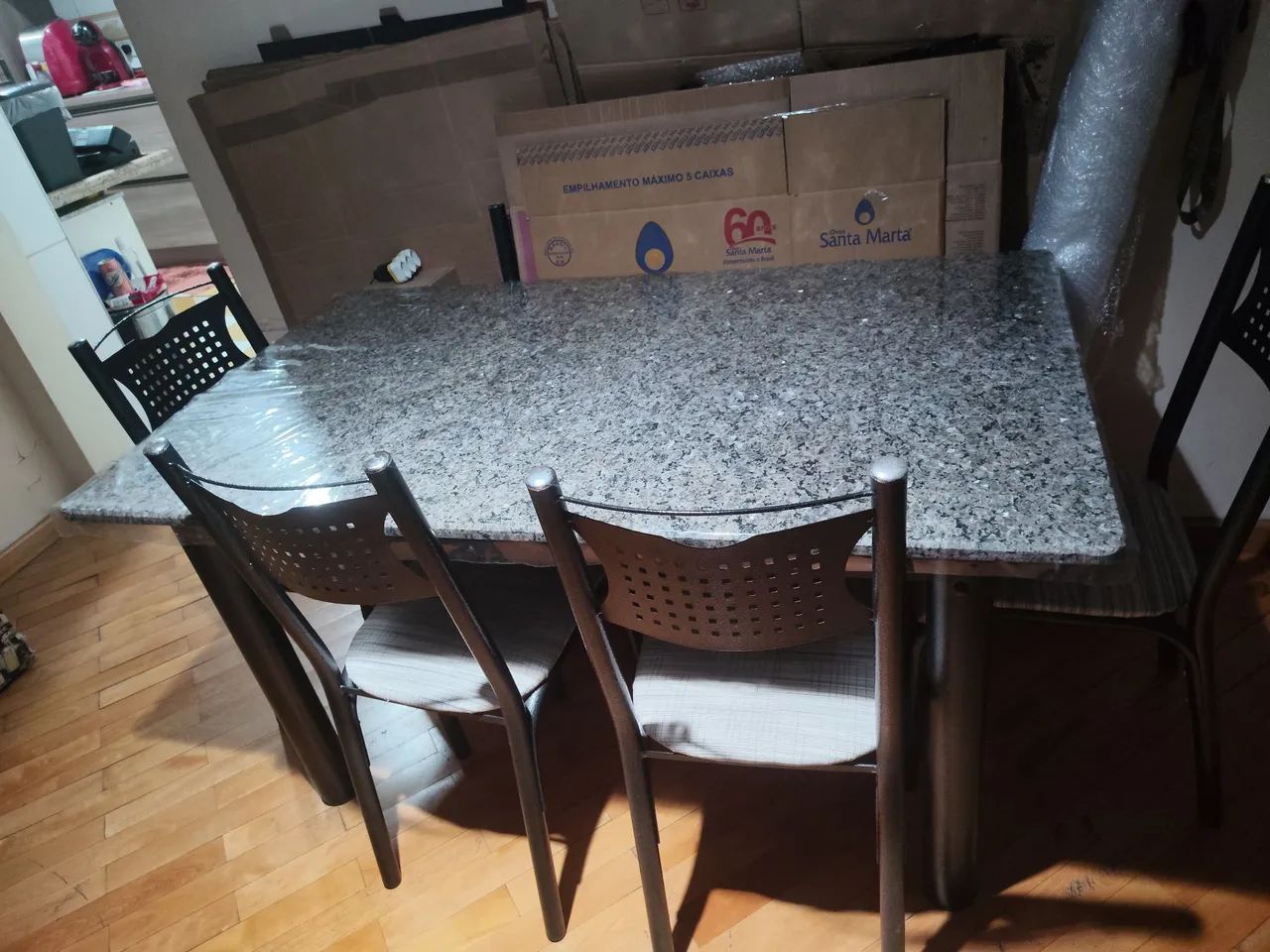 Mesa com tampo em granito 6 cadeiras  - Foto 2