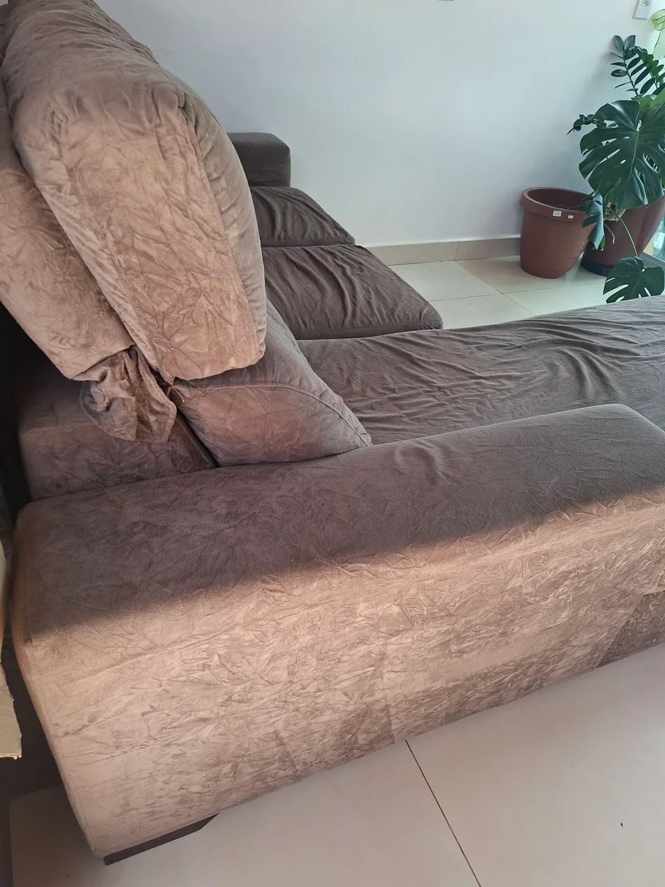 Sofá retrátil e inclinável (com chaise, cor capuccino, tecido suede) - Foto 4