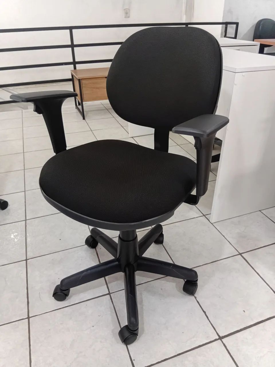 Cadeira giratória com braços 