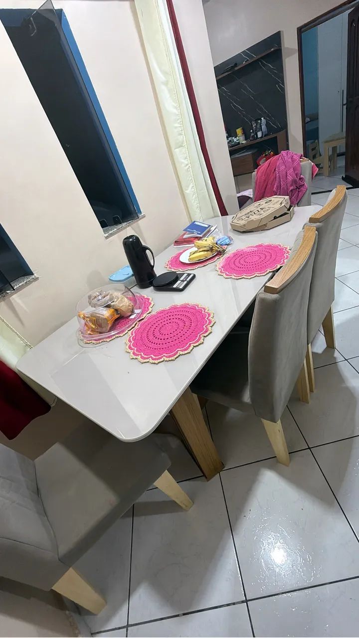 Vendo mesa com 6 cadeiras 