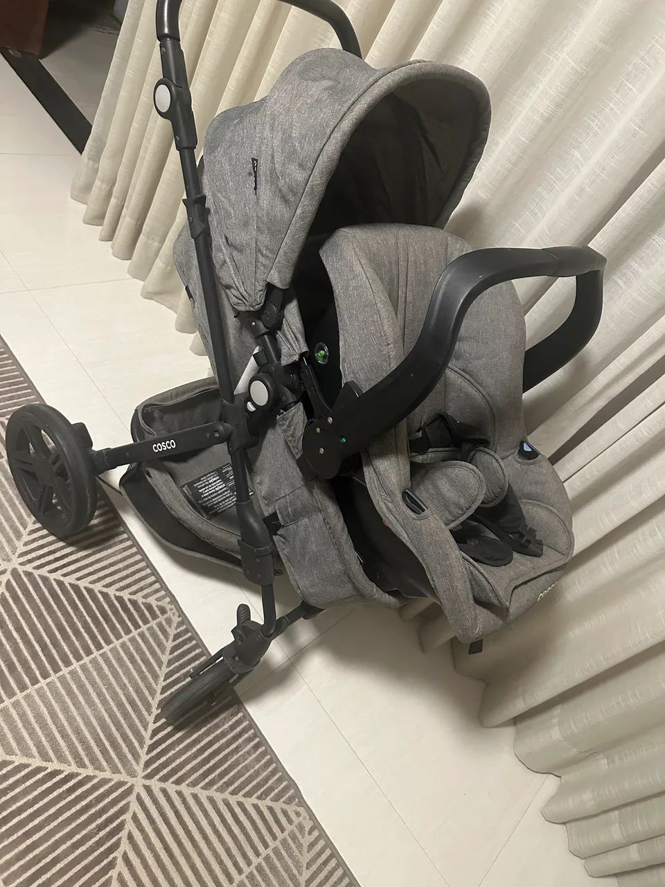Carrinho bebê e bebê conforto. 
