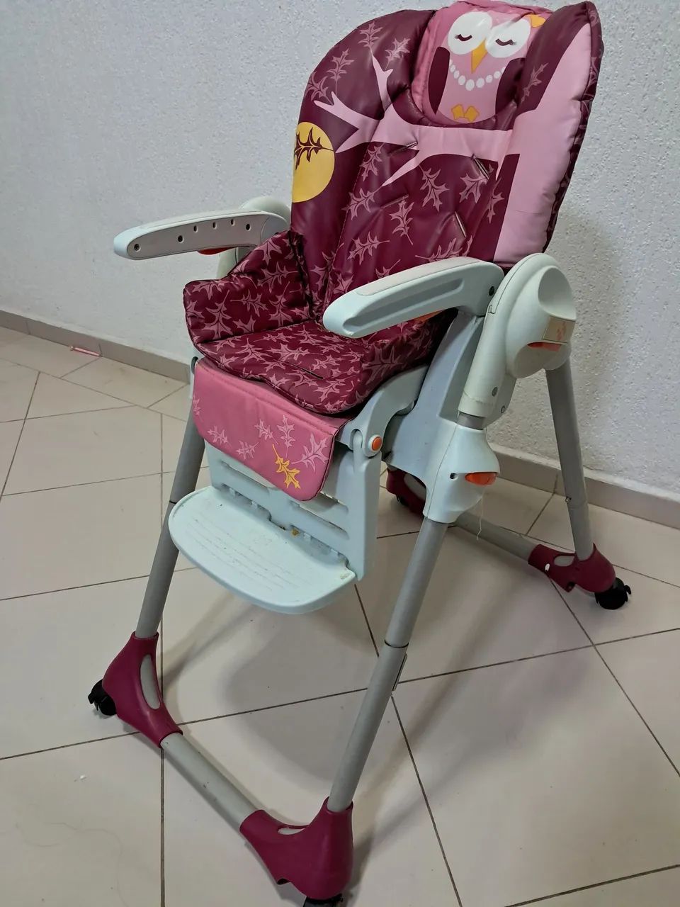 Cadeirinha para alimentação jnfantil com rodinhas e regulação de altura