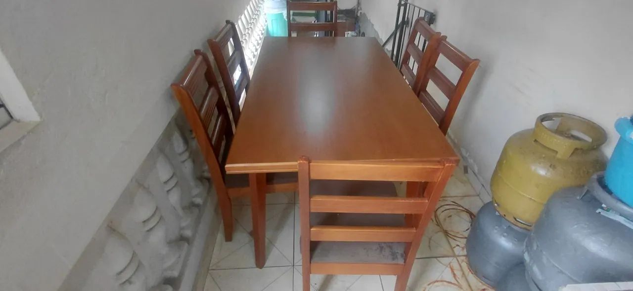 Mesa de jantar 6 cadeiras semi nova sem detalhes 