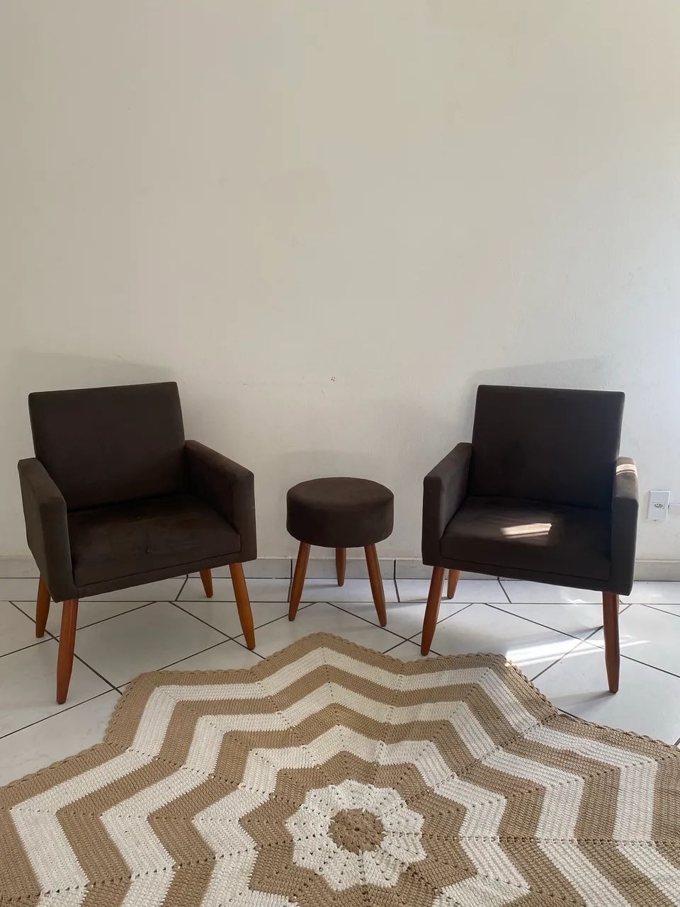 2 Poltronas e Puff Marrom Sala de Estar  - Foto 2