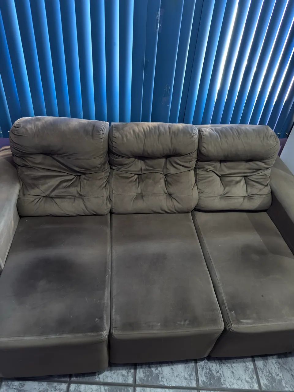 vendo um sofá moderno ideal pra sua casa