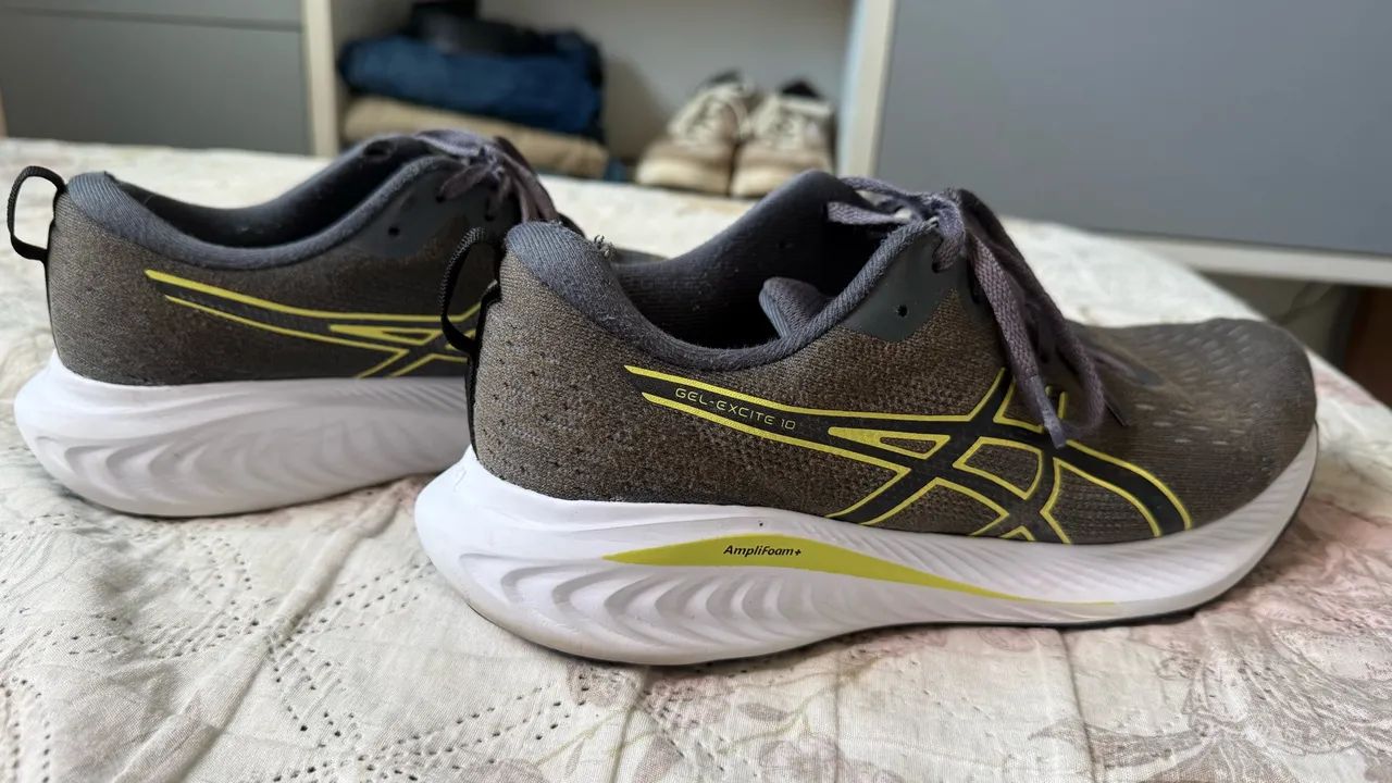 Tênis Asics n. 41 Cinza