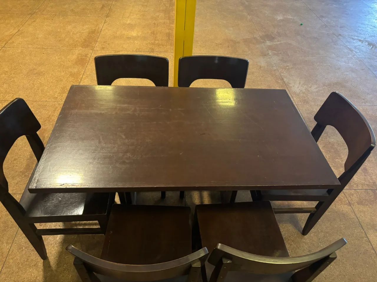 Mesa de jantar com 6 cadeiras à venda!