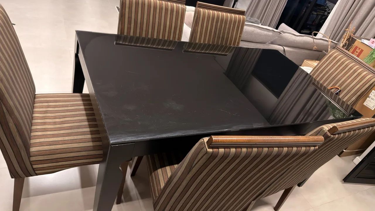 Mesa de vidro preta com 6 cadeiras  - Foto 3