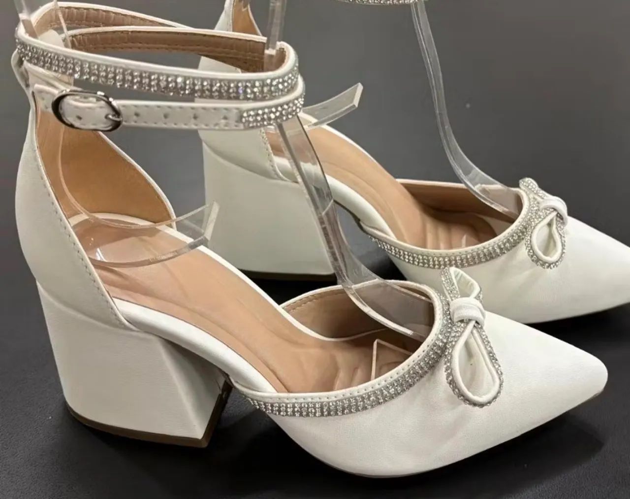     Scarpin Branco Salto Bloco 7cm com Strass - Elegância e Conforto