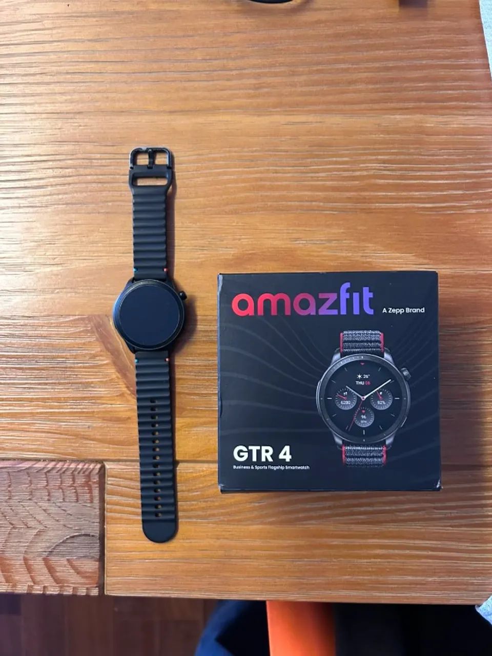 Smartwatch Amazfit GTR4 junto brinde COLMI R10