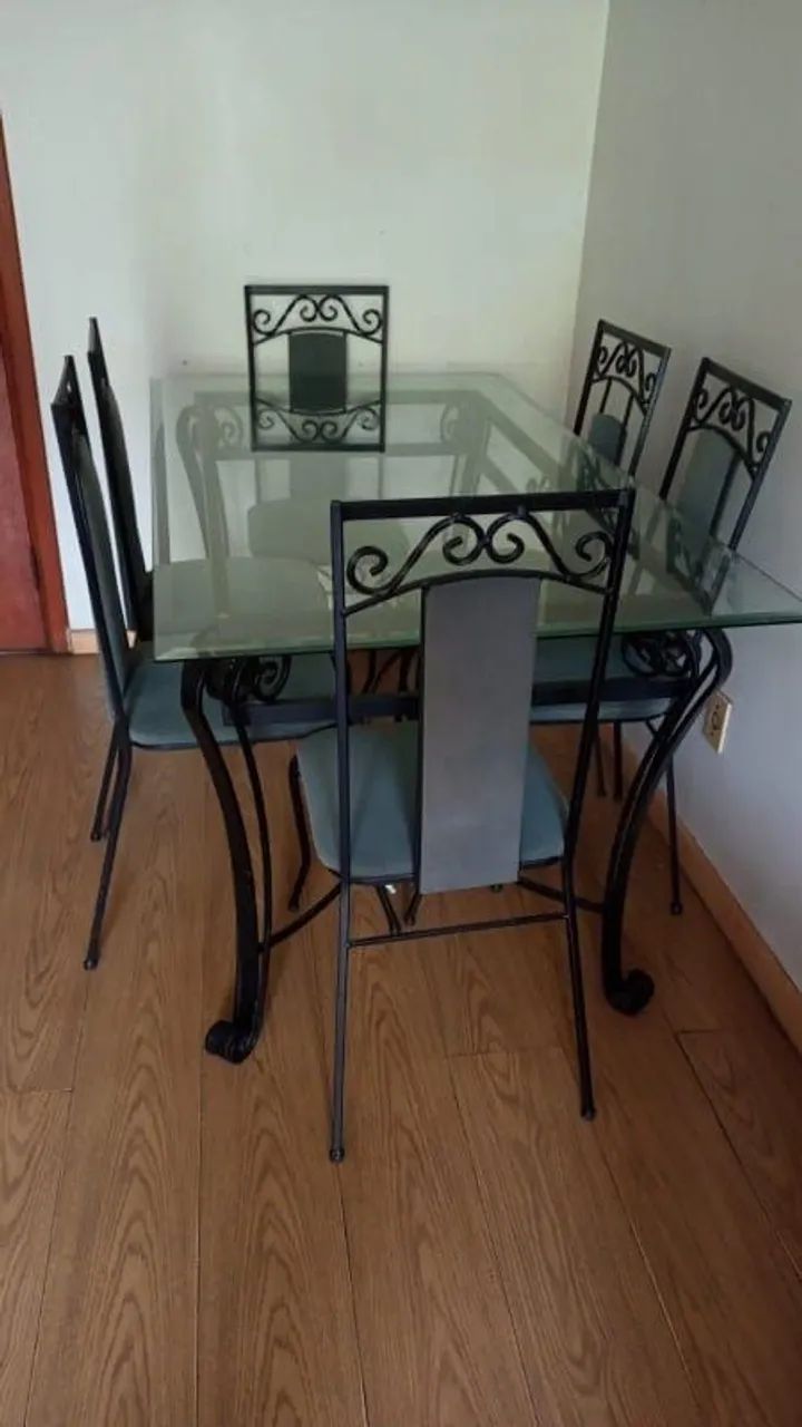 Conjunto de mesa e 6 cadeiras