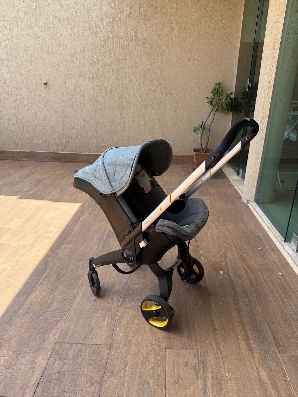 Bebê conforto e carrinho Donna.