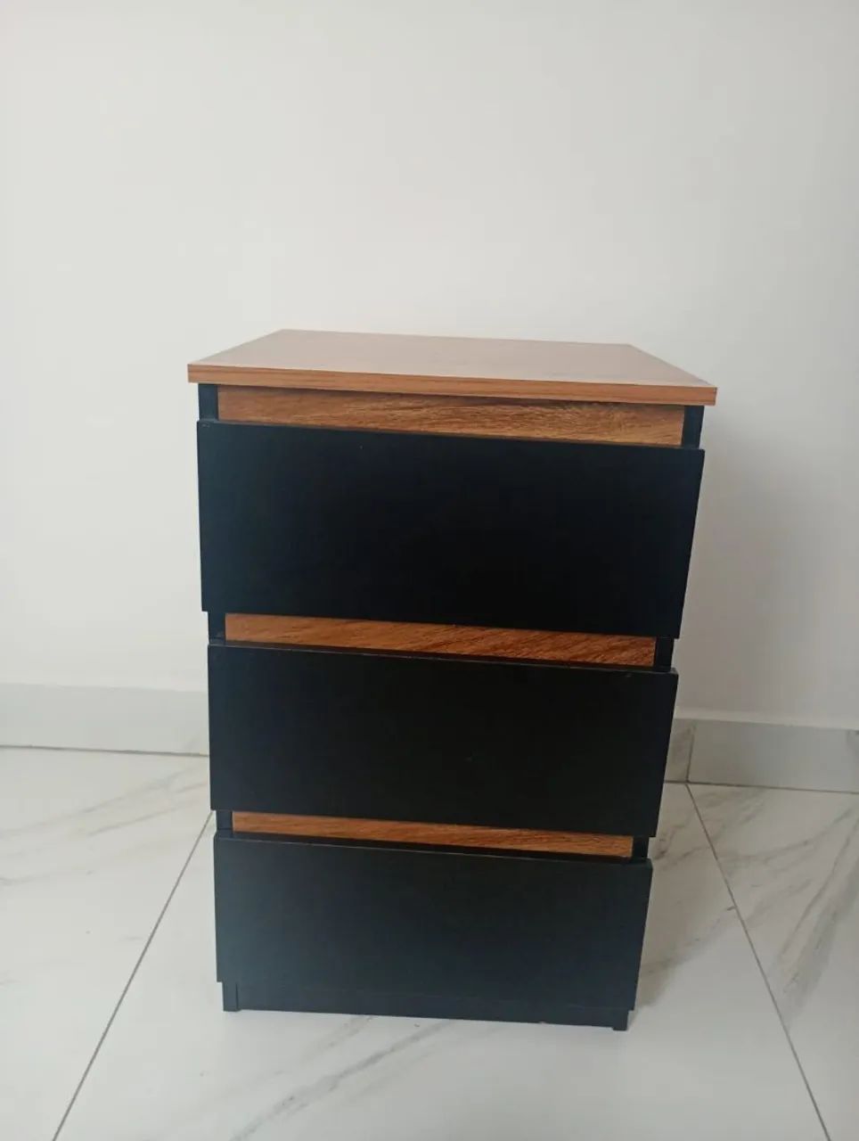 Criado mudo/ mesa de cabeceira 