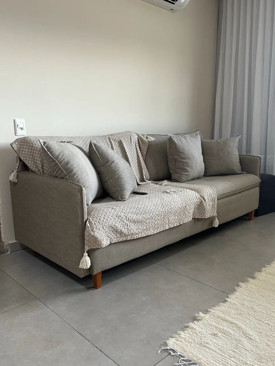 Sofá 2.10m em linho cinza.