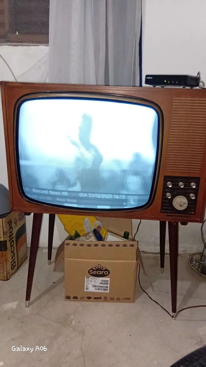 Antiga tv pé palitoTelefunken 
