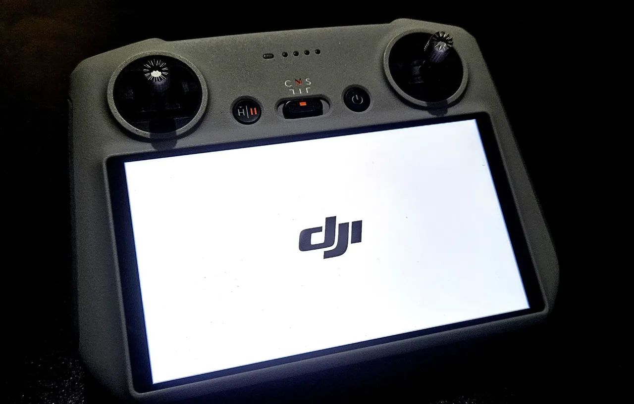 CONTROLE COM TELA DJI RC 1 * DEFEITO NOS LEDS E CARREGAMENTO* - Foto 3