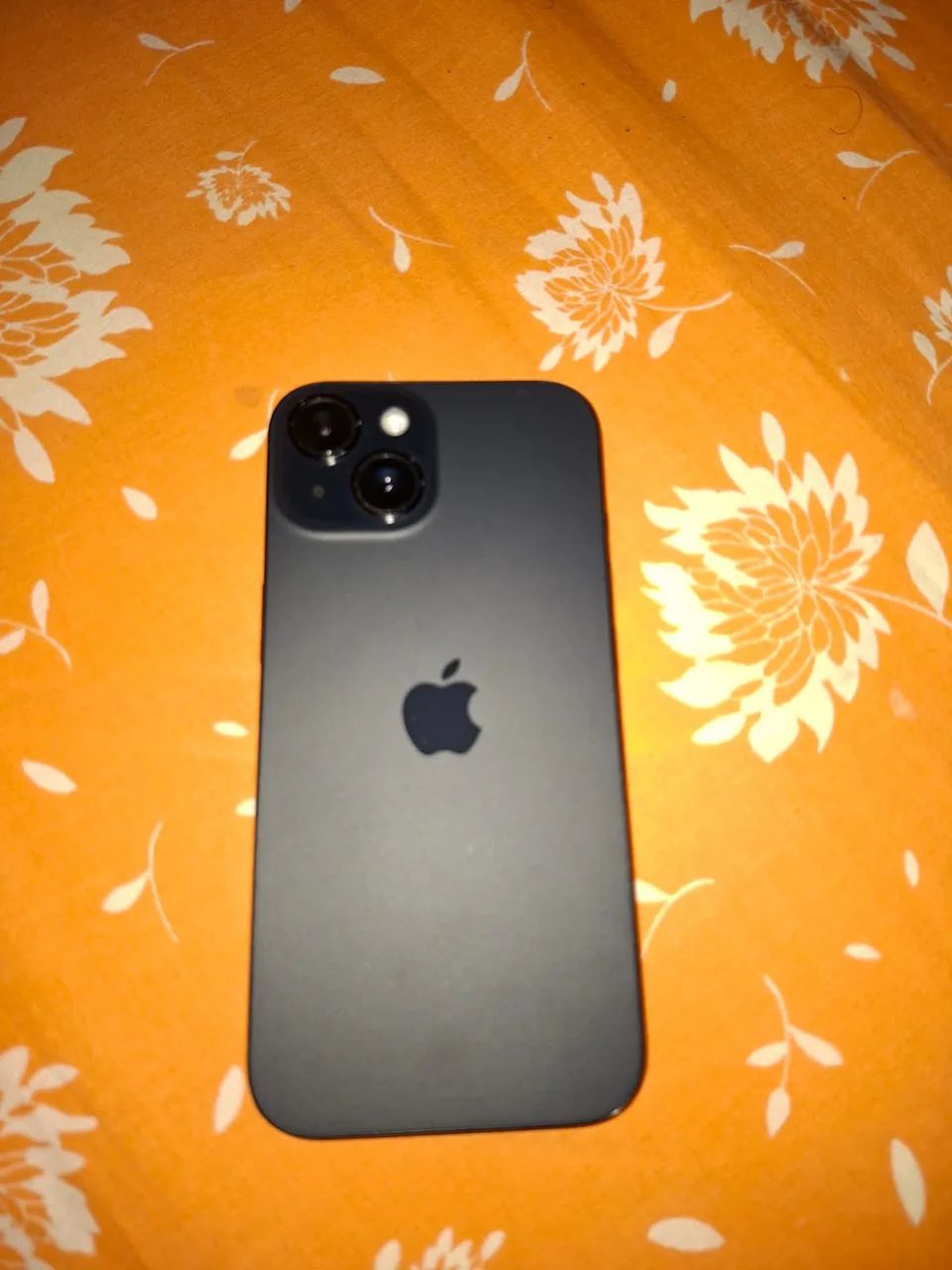 Vende-se iPhone 15, 87% de bateria 