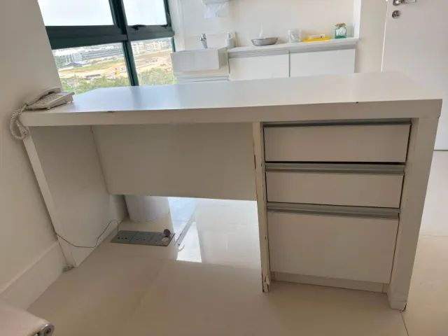 Mesa branca com gavetas  - Foto 2